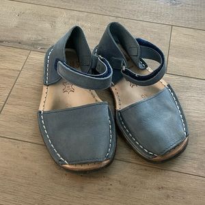 Toddler girl navy pons sandals- Size 9.5 (euro 26)